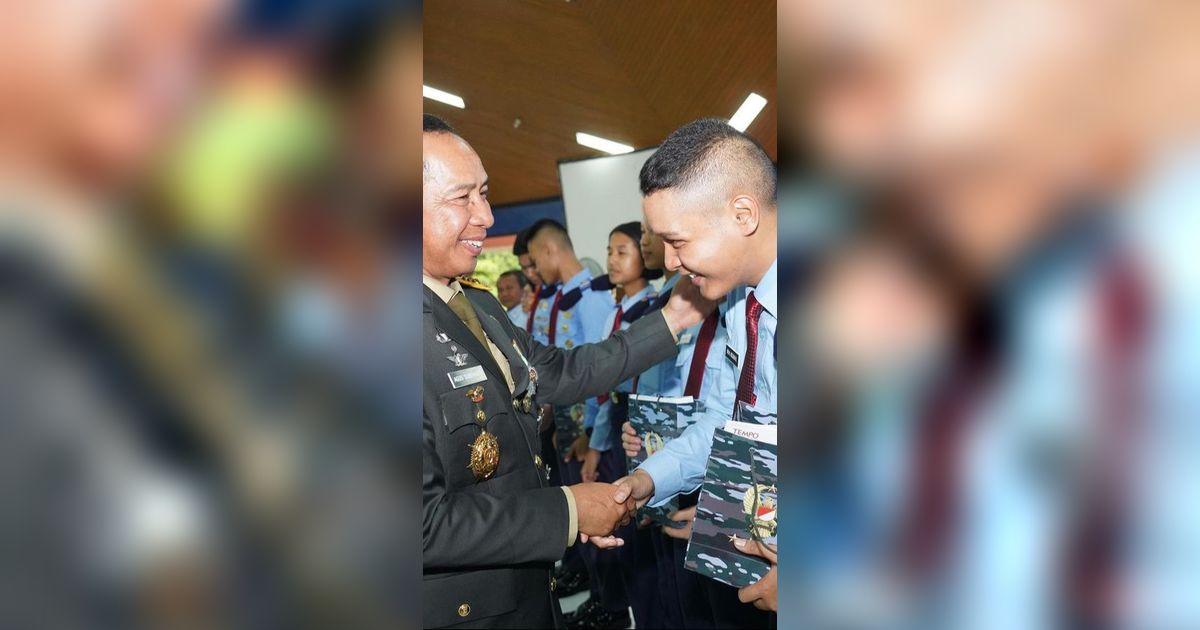 Potret Kasad Agus Subiyanto Cium Kepala Anaknya yang Sedang Sekolah di SMA Taruna Dibanjiri Pujian