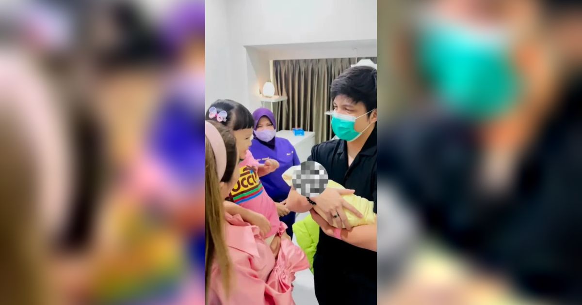 Bahagianya Baby Ameena Bertemu Sang Adik Untuk Pertama Kalinya, Gemas Banget!