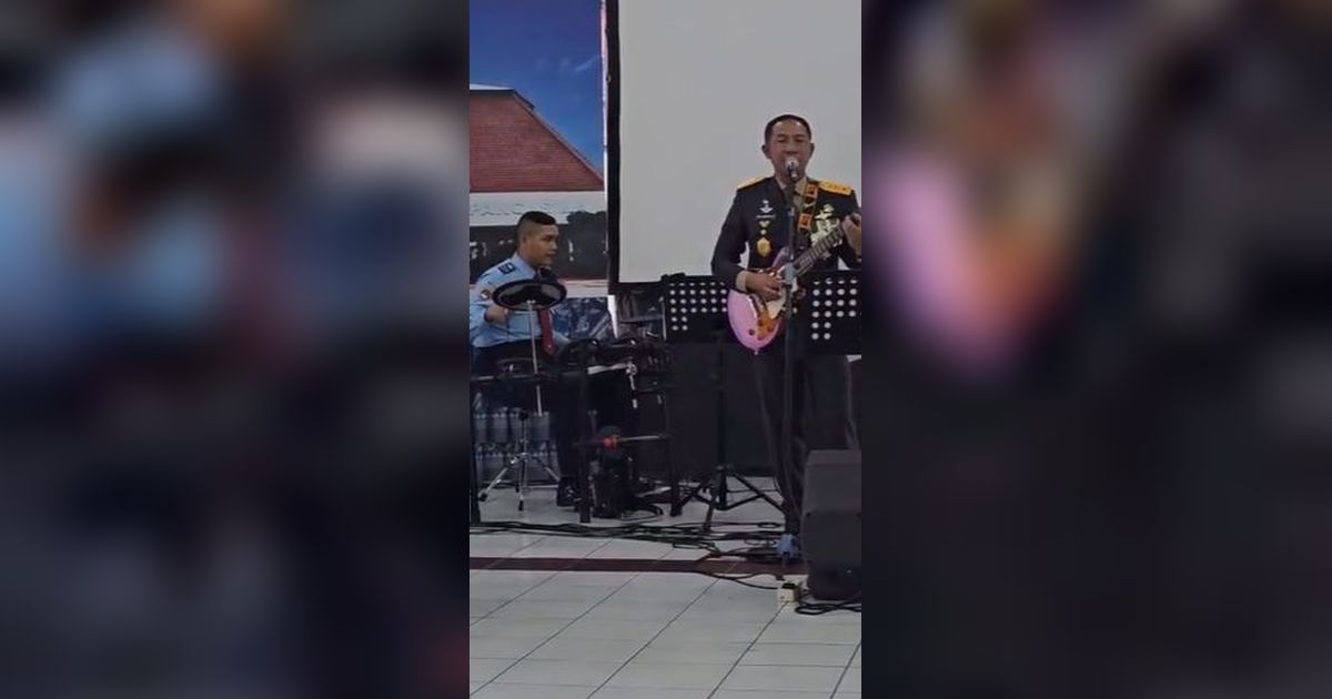 Keren! Kasad TNI Agus Main Gitar Sambil Nyanyi, Sang Anak Gebuk Drum