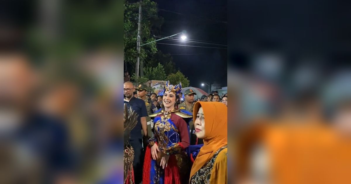 8 Foto Cantik Arumi Bachsin Saat Ikut Karnaval di Malang dan Sapa Warga Dengan Ramah