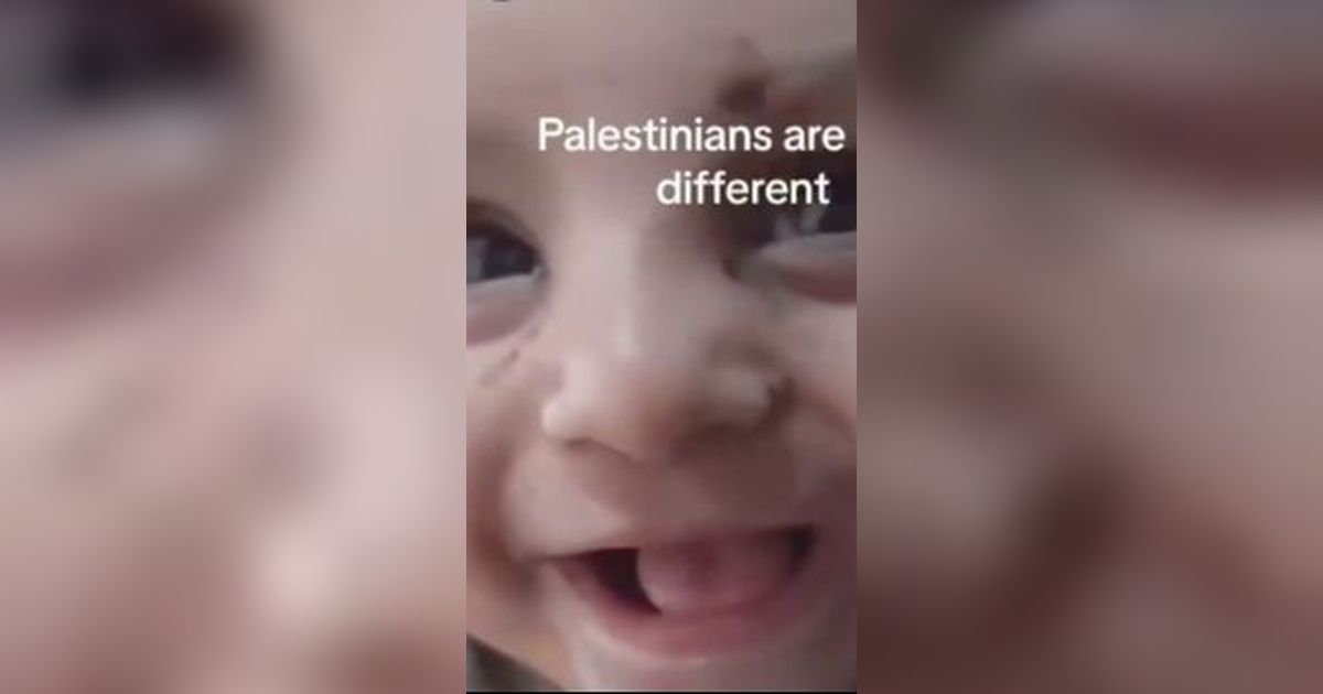 Masya Allah, Bayi Mungil ini Tersenyum Lebar saat Diangkat dari Reruntuhan Bangunan di Gaza Palestina