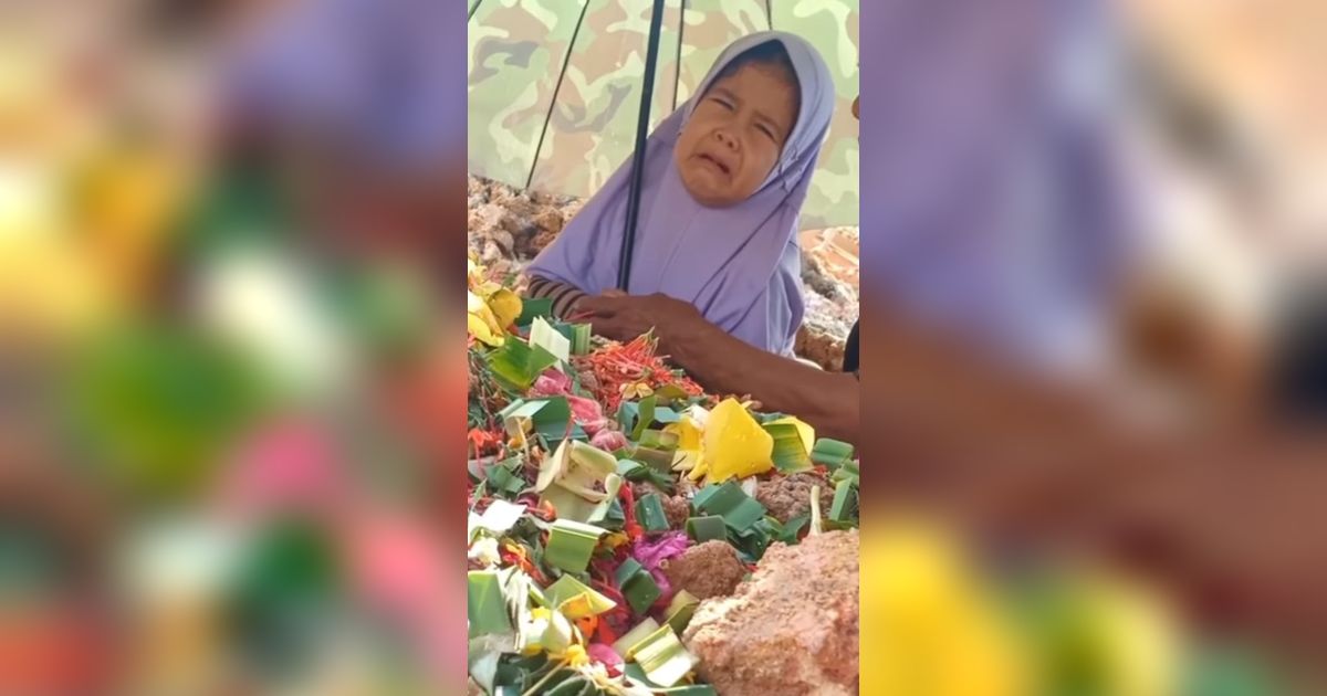 Sedih Banget! Gadis Kecil Ini Tak Mau Tinggalkan Makam Ayahnya yang Baru Dikuburkan