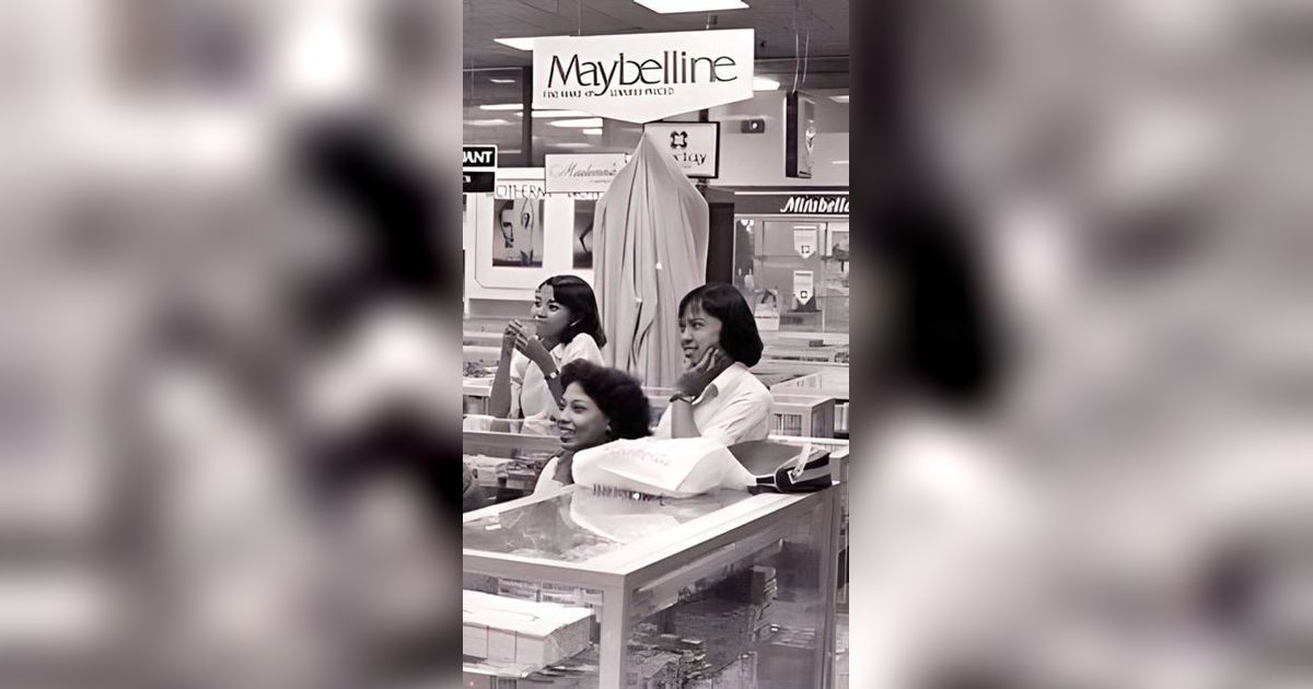 Nostalgia Potret Jadul Sarinah Tahun 1984, Netizen Salfok Gaya Rambut Hits Para SPG