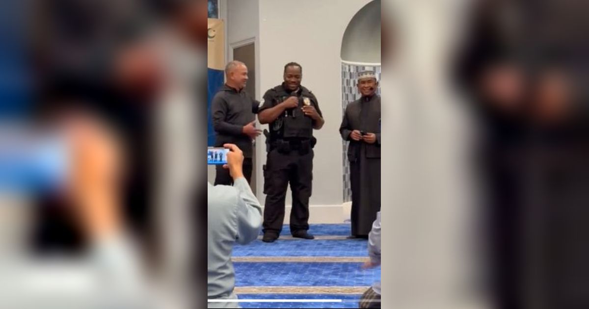 Polisi Amerika Tiba-tiba Masuk Masjid Sedang Gelar Pengajian, Ternyata Minta Masuk Islam