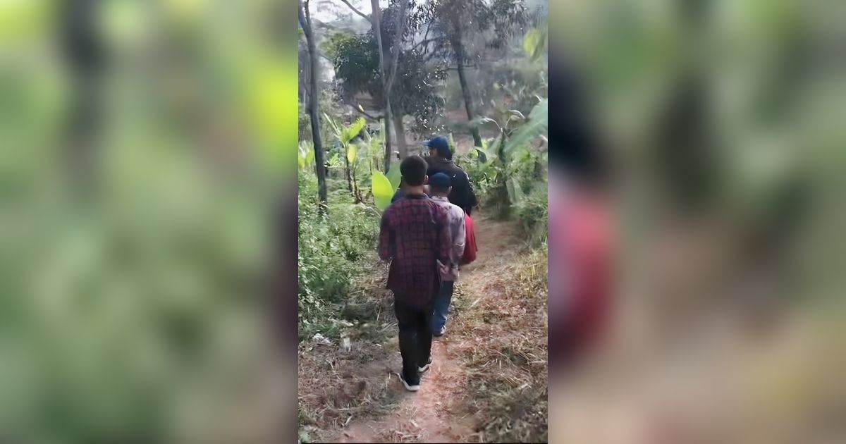 Momen Pria Antar Saudara Menikah Penuh Perjuangan, Naik Turun Gunung Serasa Hiking