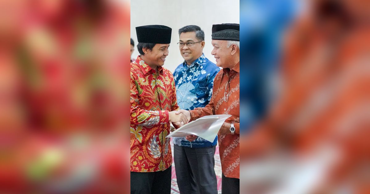 Wamen ATR Bagikan 7 Sertifikat Tanah di Kota Medan, 5 Untuk Rumah Ibadah