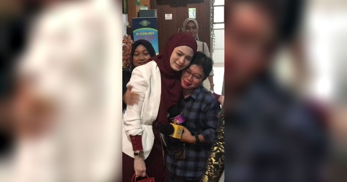 8 Momen Mengharukan Inara Rusli Setelah Resmi Bercerai dari Virgoun, Tangis Pecah Saat Memeluk Sosok Ini