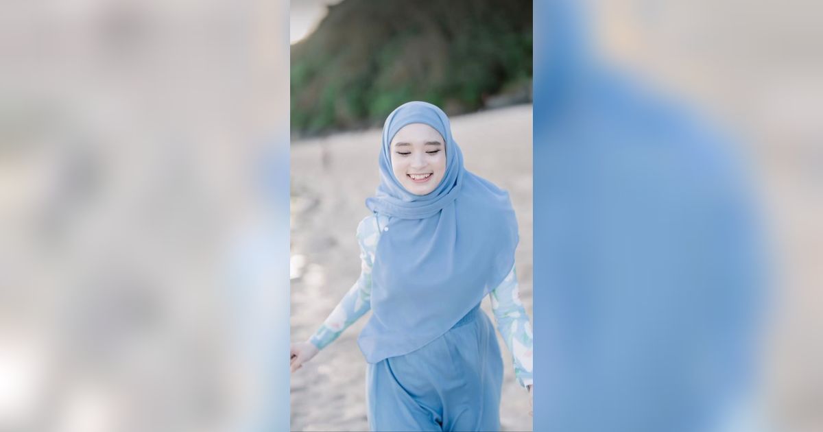 Potret Inara Rusli ke Pantai Pakai Hijab Syari, Makin Cantik!