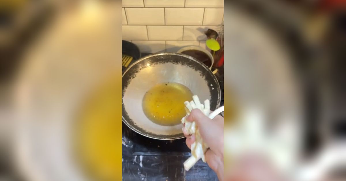 Takut Kecipratan Minyak Panas saat Goreng Kentang, Endingnya Plot Twist