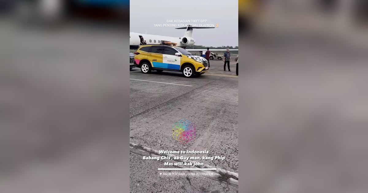 Naik Private Jet, Ini Penampakan Coldplay Tiba di Jakarta