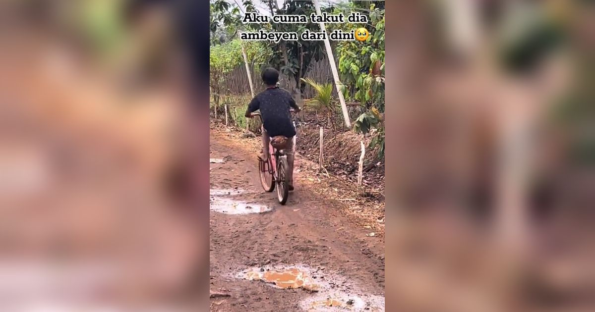 Momen Pilu Bocah Naik Sepeda Usang, Kelapa Kering Terpaksa Jadi Pengganti Sadel