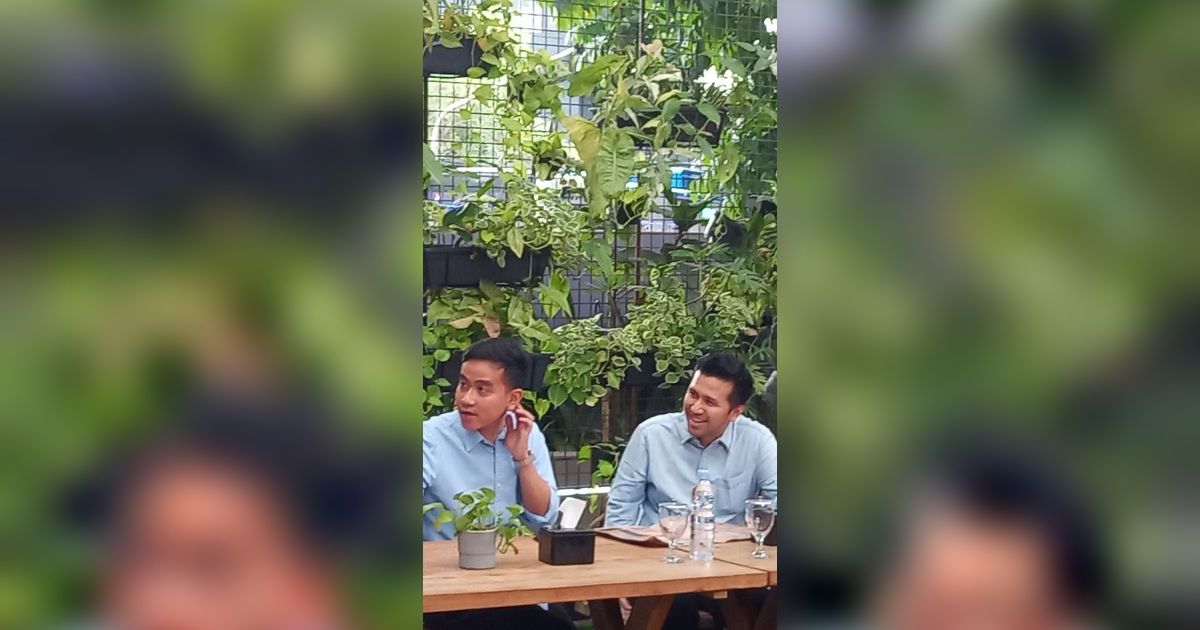 Gibran Makan Bareng Emil Dardak dan Arumi Bachsin, Jelang Pengundian Nomor Urut