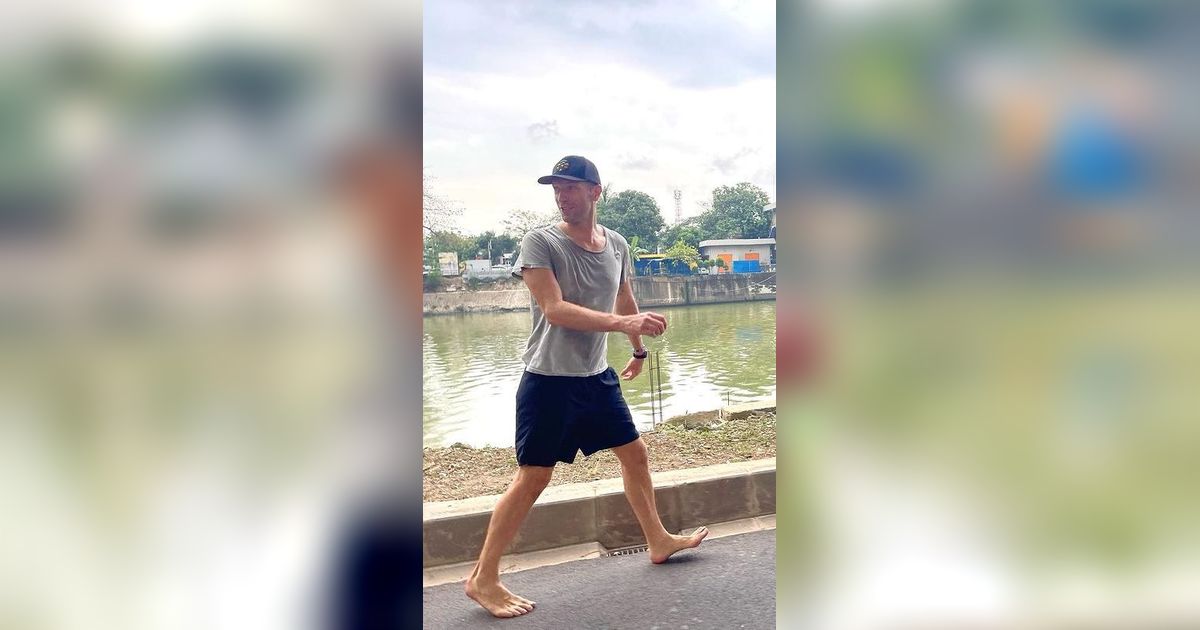 Besok Konser di GBK, Chris Martin Pamer Foto Nyeker di Jalan Jakarta, Bisa Tebak Lokasinya di Mana?