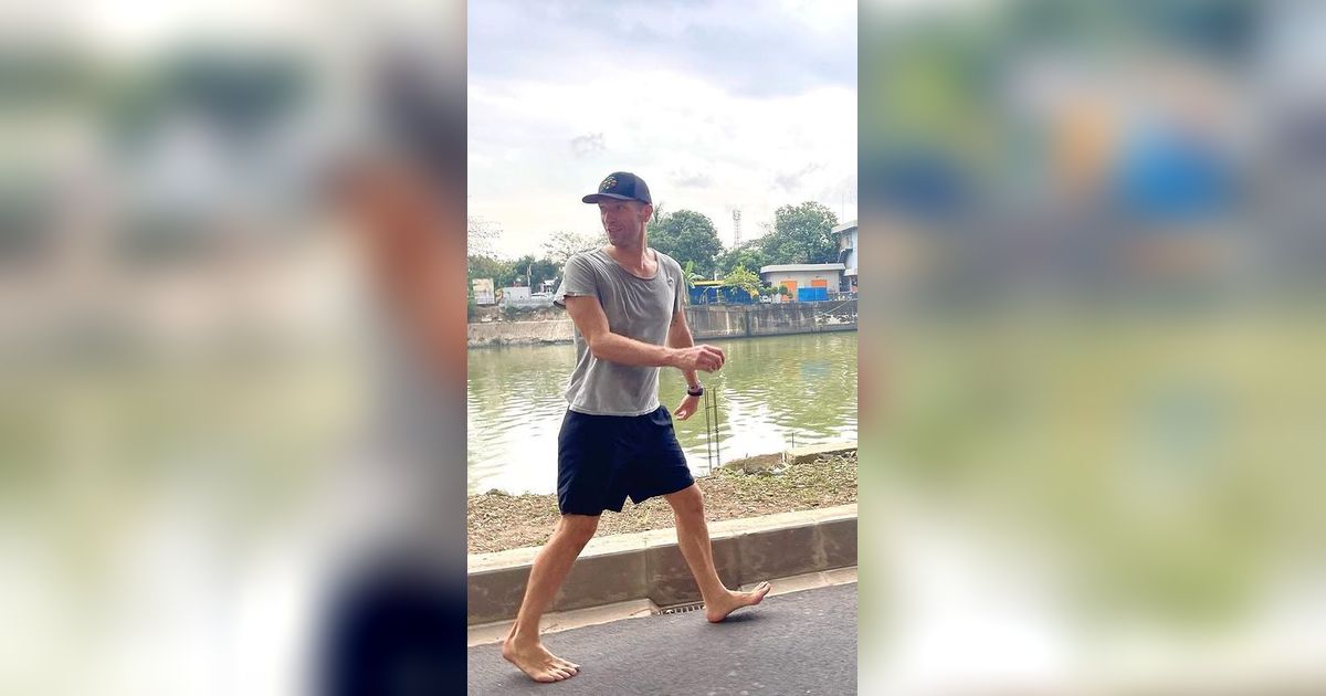Komentar Kocak Netizen +62 Lihat Chris Martin Nyeker di Jalan Jakarta