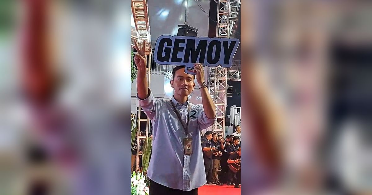 VIDEO: Dapat Nomor Urut 2, Gibran Beraksi Bawa Poster Gemoy Acungkan Dua Jari