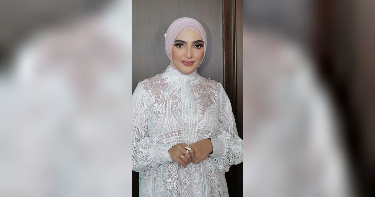 Dikritik Gegara Sholat Tak Pakai Mukena, Begini Penjelasan Ashanty