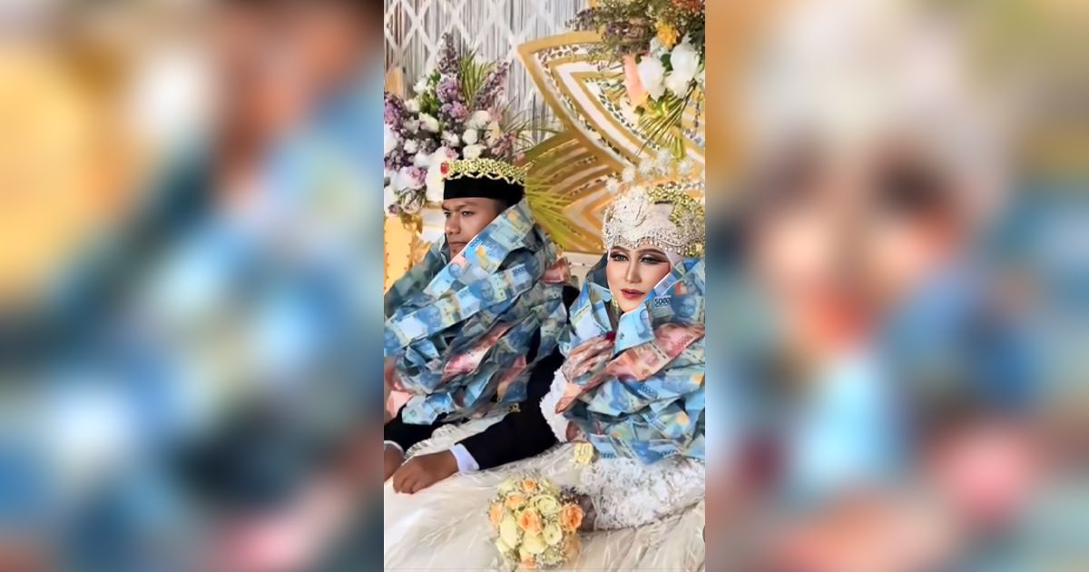 Pengantin Madura Dikalungi Uang saat Menikah, Ternyata Ini Alasannya