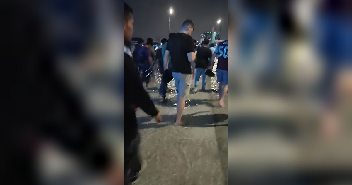 Viral Area Luar Stadion JIS Kebanjiran Usai Laga Piala Dunia U-17 Inggris Vs Iran, Penonton Pulang 'Nyeker'