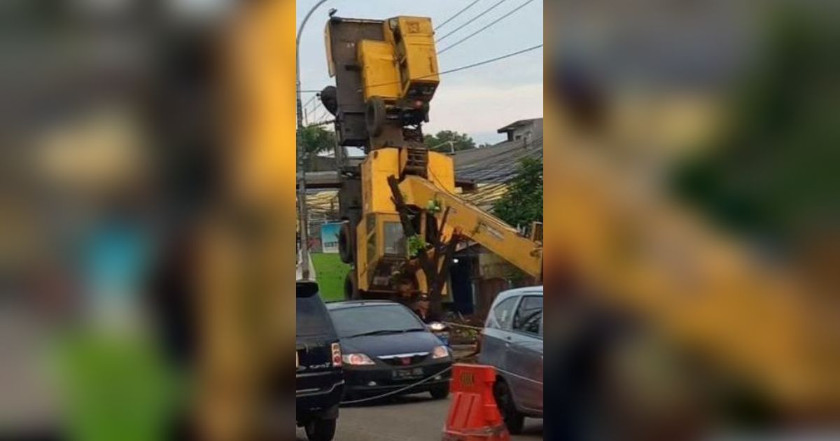 Tak Kuat Angkat Beban, Truk Crane Terjungkir di Jalan Mayor Oking Cibinong