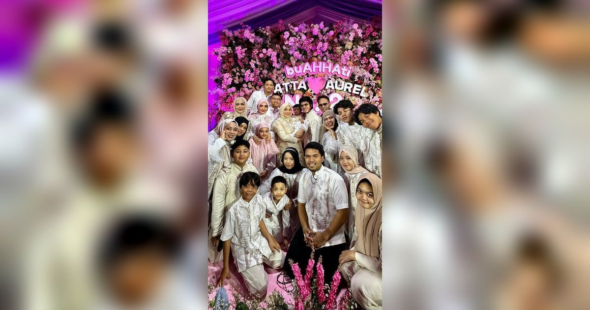 Deretan Foto Sarah Menzel saat Hadir di Acara Akikah Baby Azura Anak Atta & Aurel Hermansyah, Kenakan Kerudung Penampilannya Bikin Pangling