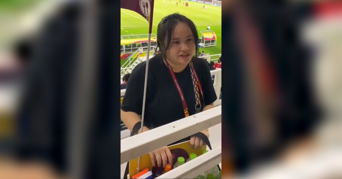 Bak Supermarket Berjalan, Penjual Minum di Stadion Ini Melayani Pembayaran Debit hingga QRIS