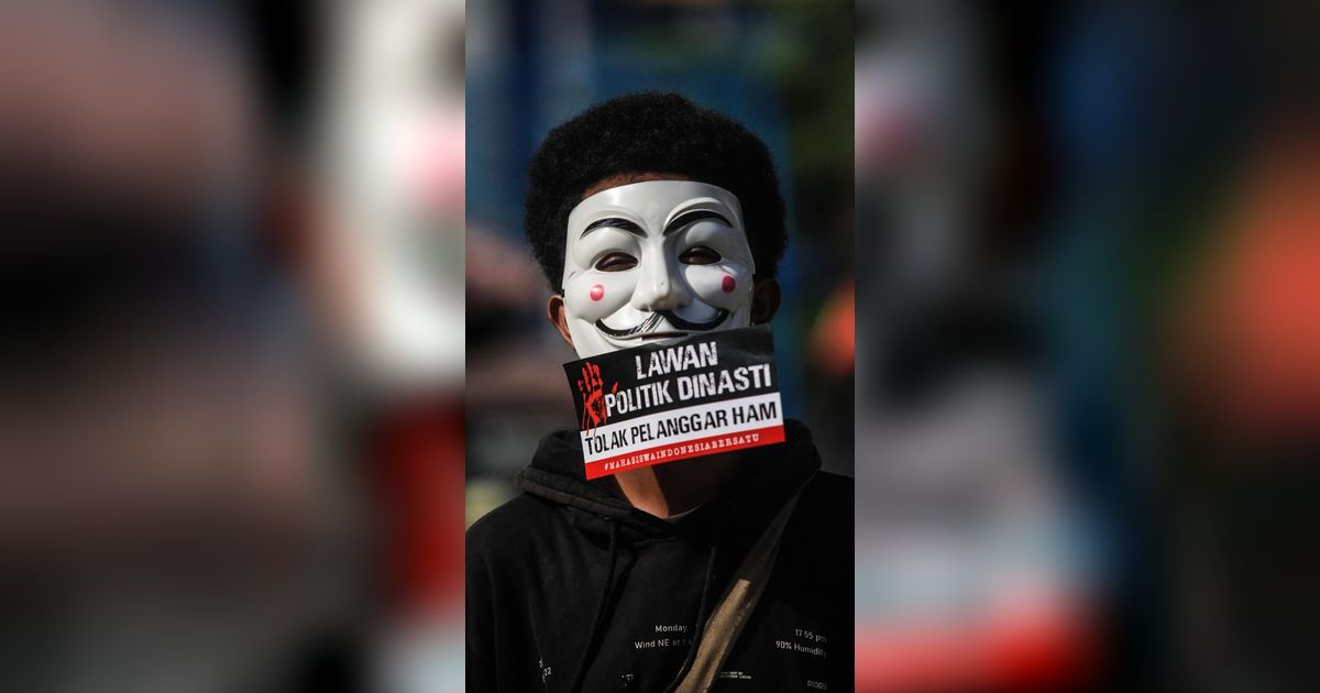 FOTO: Mahasiswa di Surabaya Gelar Aksi Selamatkan Demokrasi dari Politik Dinasti