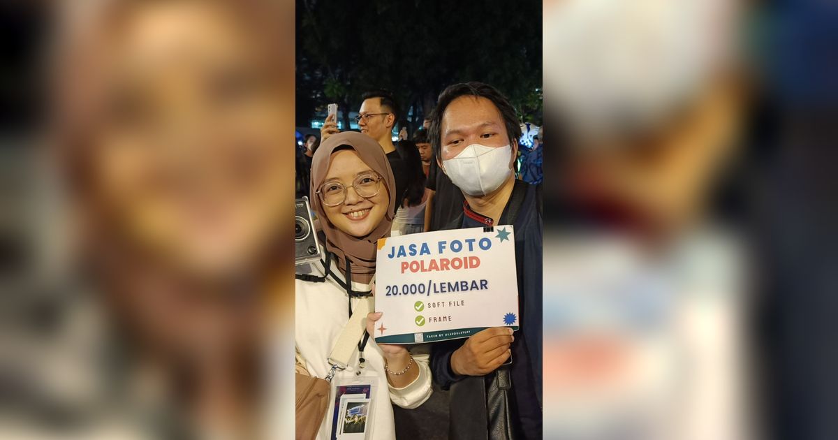 Maraup Cuan di Konser Coldplay, Tawarkan Jasa Foto Polaroid