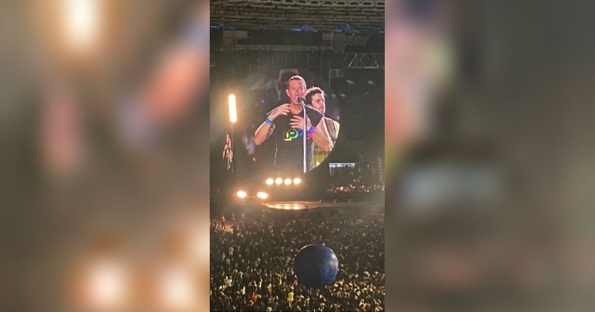 Momen Coldplay Ganti Bendera Pelangi dengan Bendera Putih Bertuliskan Love