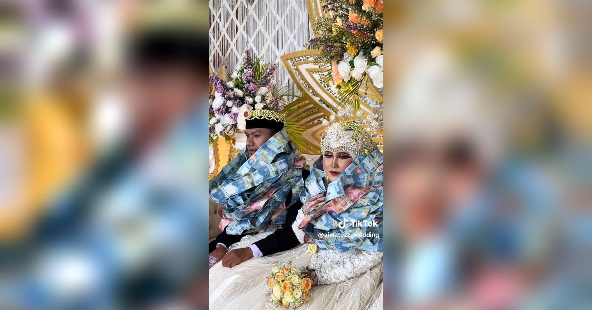 Viral Pengantin Madura Dikalungi Uang, Saking Banyaknya Sampai Jadi Selimut
