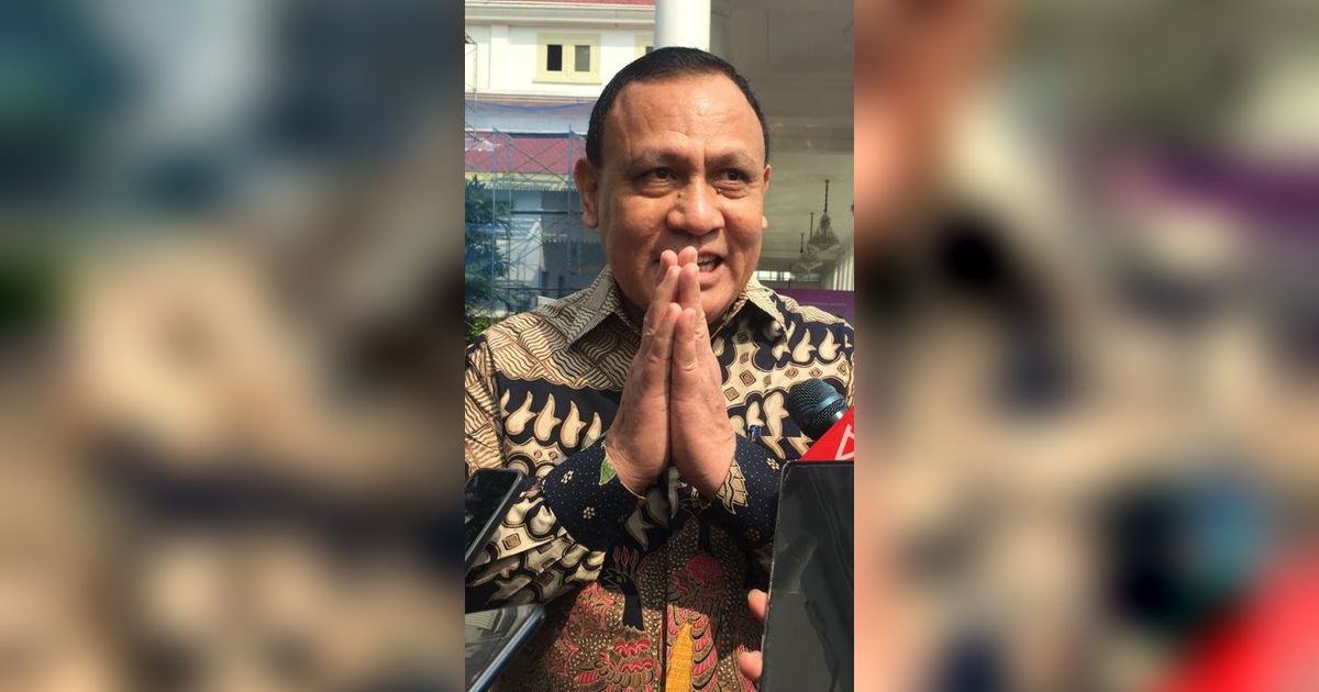 Hindari Sorotan Kamera, Potret Firli Bahuri Ngumpet dalam Mobil dan Tutupi Wajah Pakai Tas