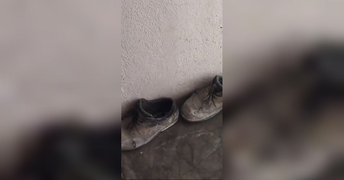 Berkunjung ke Rumah Anak, Mertua Terharu Melihat Sepatu Lusuh Menantunya