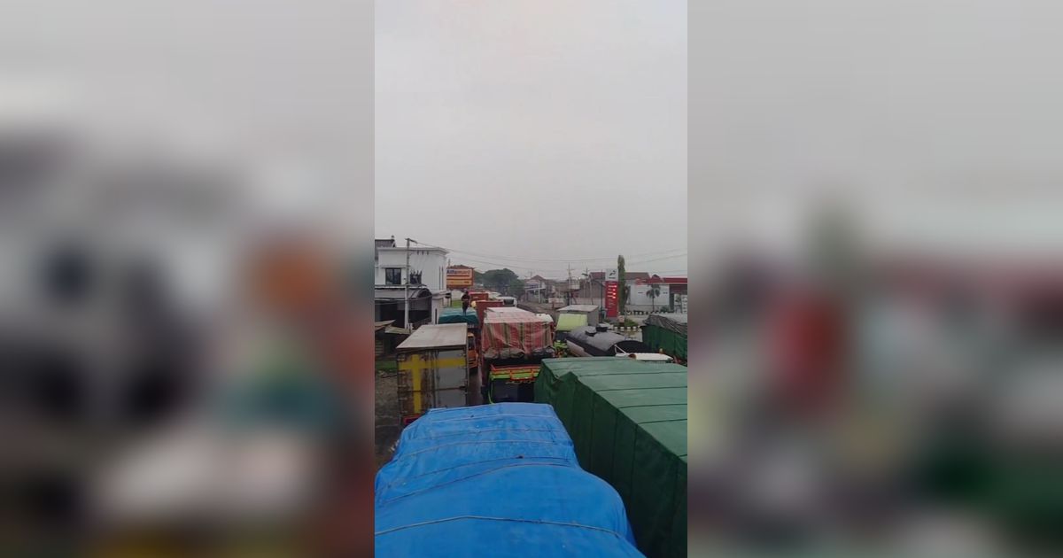 Viral Video Jalan Pantura Pati-Rembang Macet hingga 20 Jam, Aksi Polisi Bagi-bagi Makanan Ini Curi Perhatian