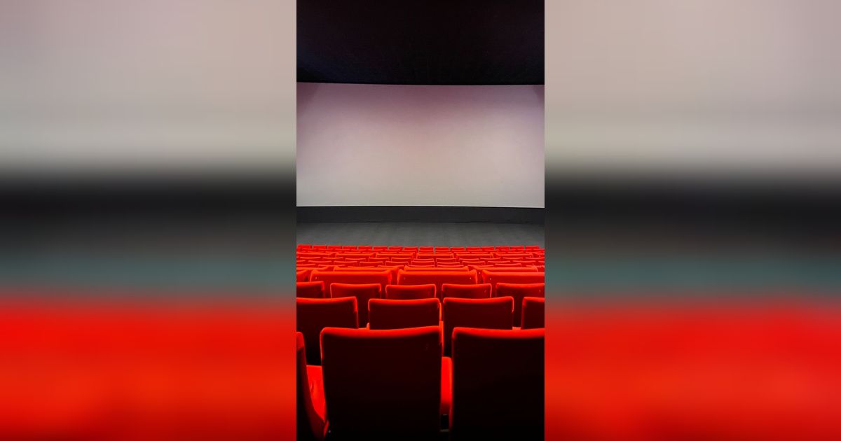 Lihat Gambar Idolanya Muncul di Film, Penoton di India Nyalakan Petasan di Dalam Bioskop