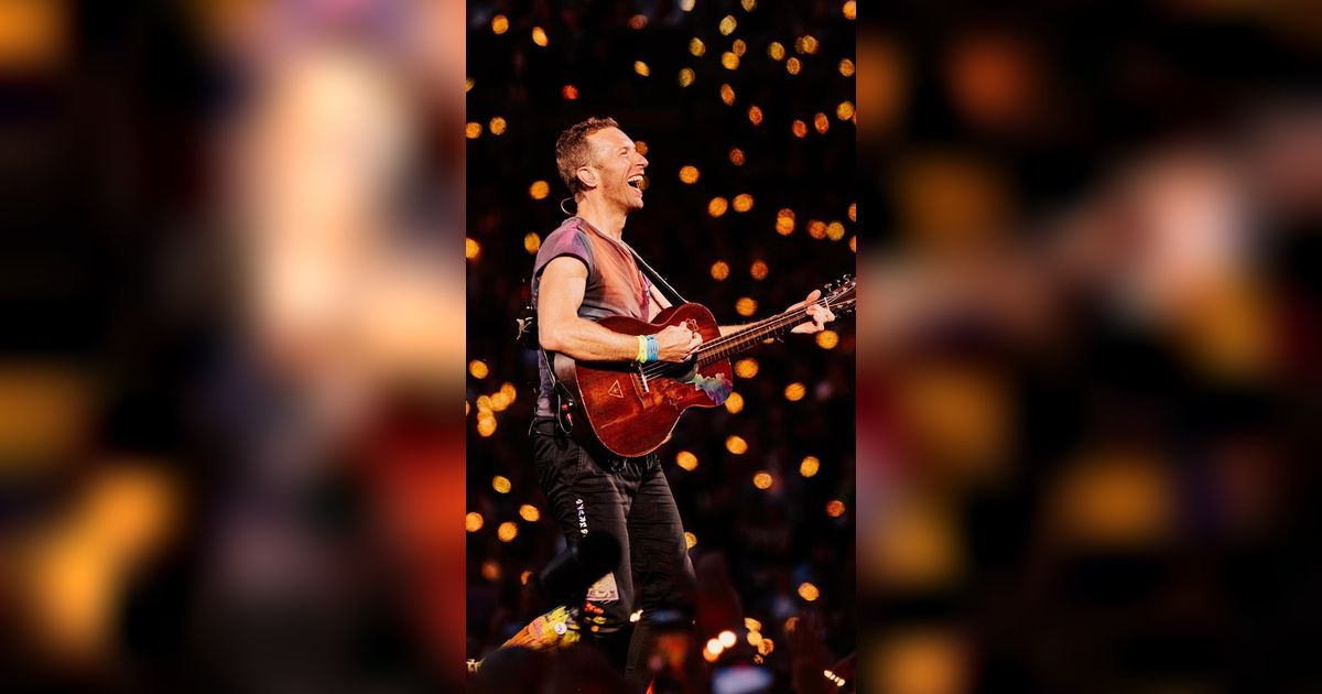 Reaksi Malik & D'Essentials Ditonton Chris Martin di Konser Coldplay: `Sejauh Ini, Ini yang Paling Jauh`