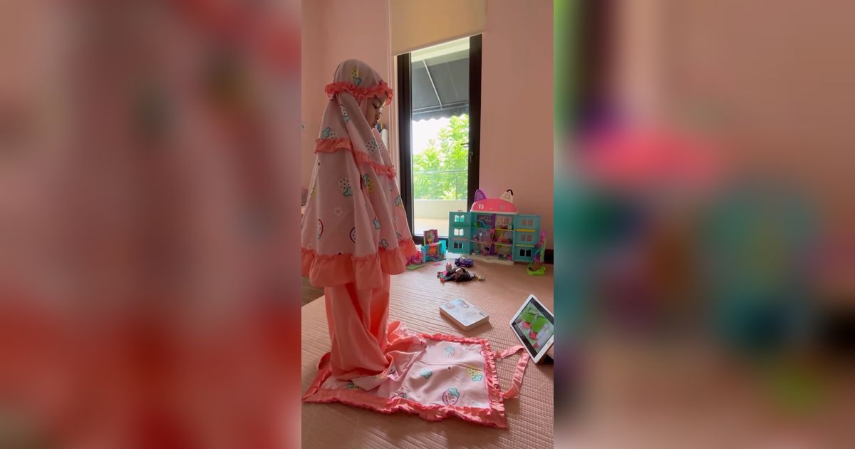 Intip Momen Lucu Zunaira Anak Syahnaz dan Jeje Belajar Sholat di Usia 3 Tahun, Bikin Gemas