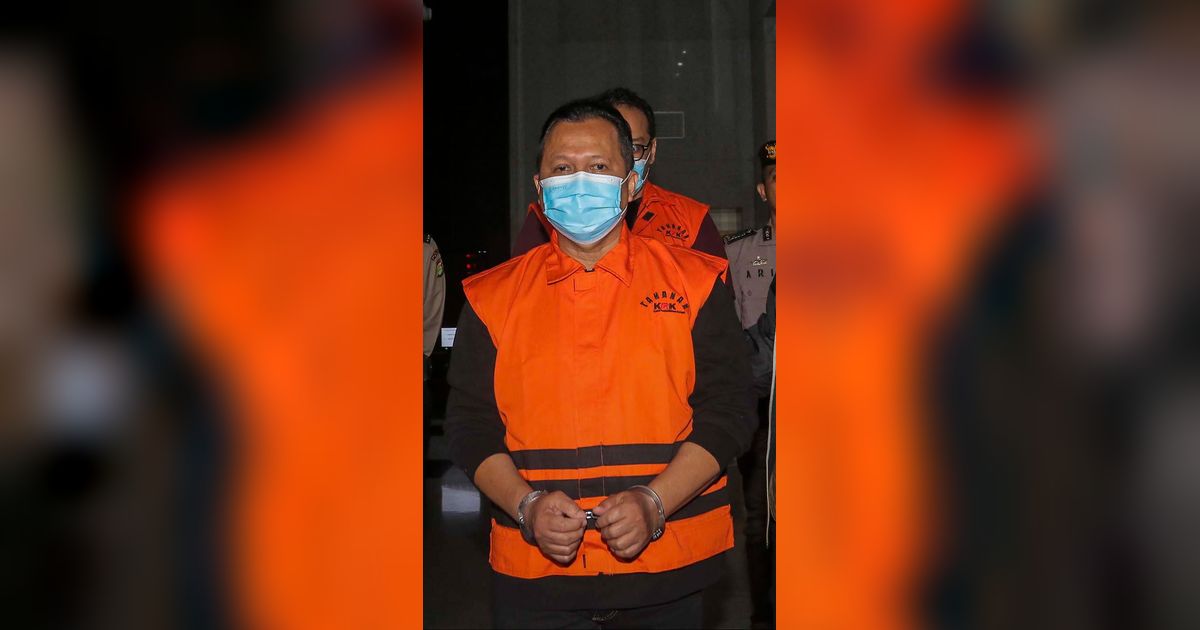 FOTO: Ekspresi Kajari Bondowoso Dkk Saat Ditahan KPK: Tangan Diborgol, Wajah Ditutup Masker