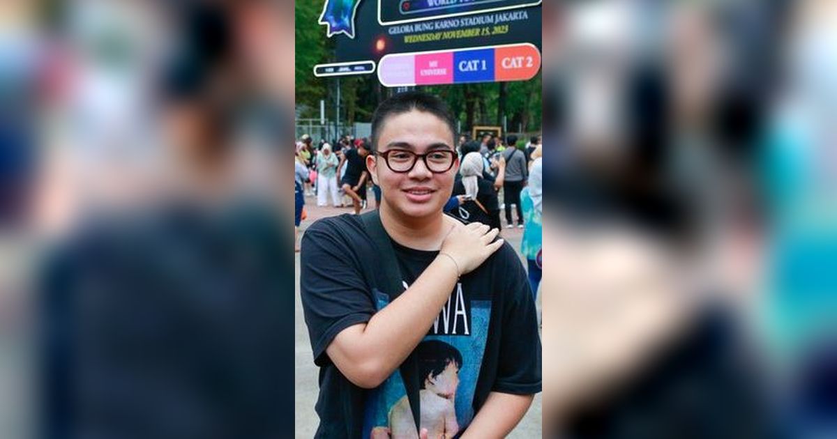Kocak, Umay Shahab Nonton Konser Coldplay Pakai Kaos Dewa 19!