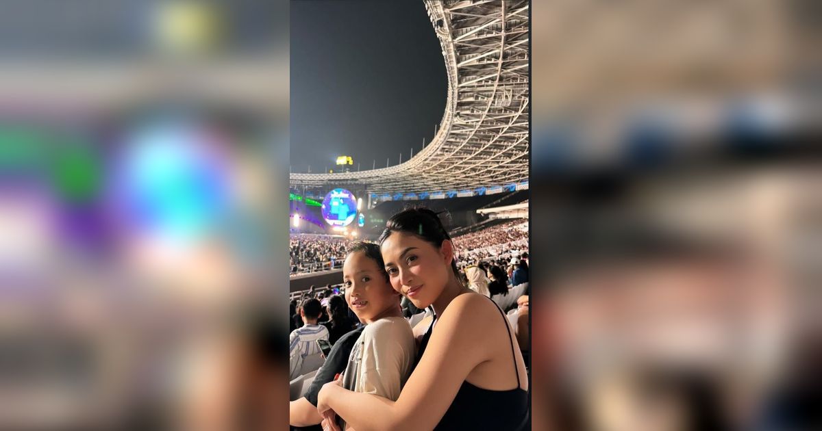 8 Foto Rachel Vennya Nonton Konser Coldplay Bersama Salim Nauderer dan Putra Sulungnya