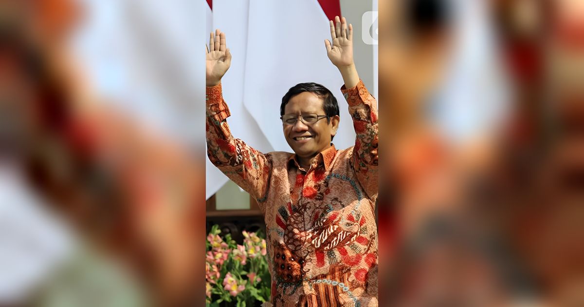 Momen Kocak Mahfud MD Sempat Kena Sosor Bapak-Bapak di Jatim, Ekspresinya Jadi Sorotan
