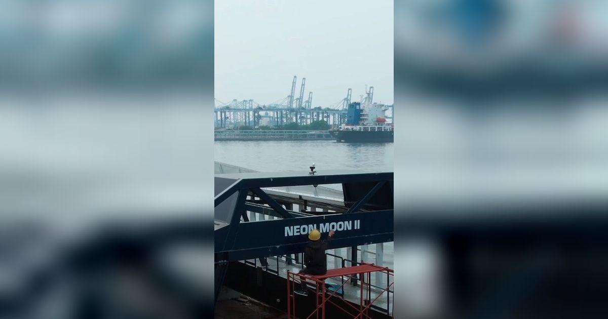 Bukan Cuma Kenangan, Coldplay Kasih Hadiah Kapal Pembersih Sungai untuk Indonesia