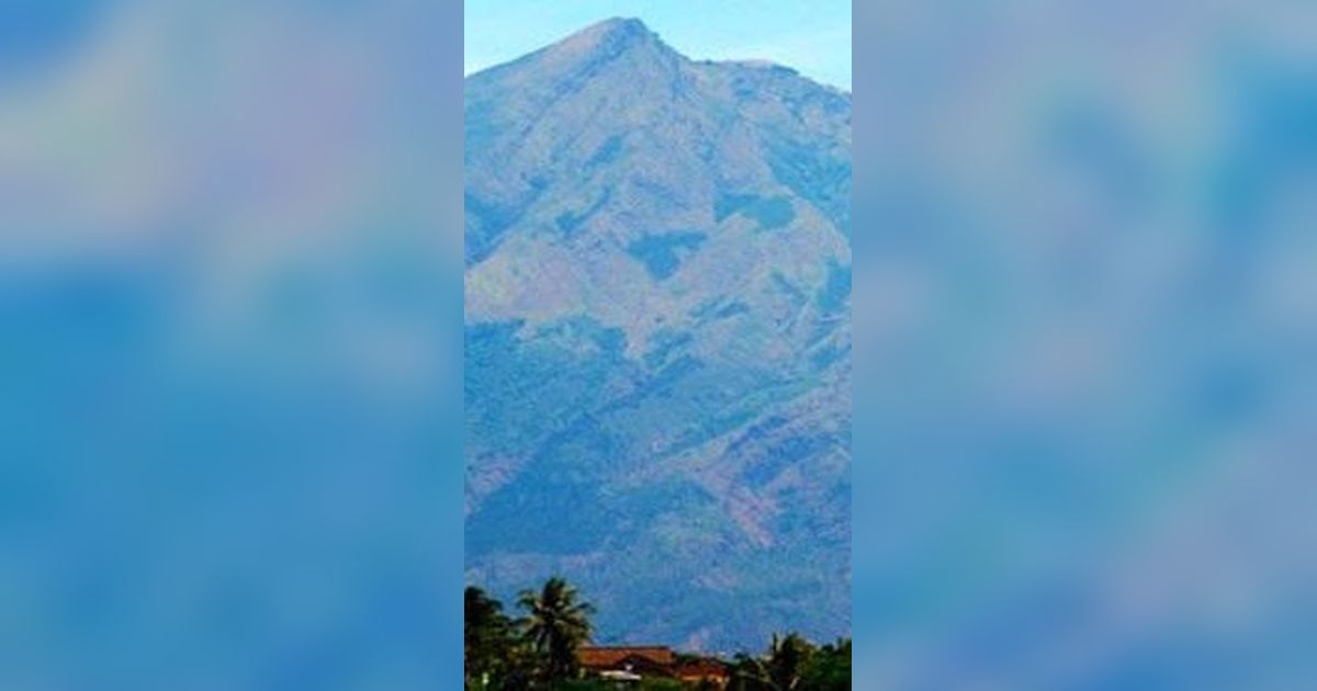 Menyimpan Banyak Misteri, Ini Deretan Mitos Gunung Merbabu yang Bikin Merinding