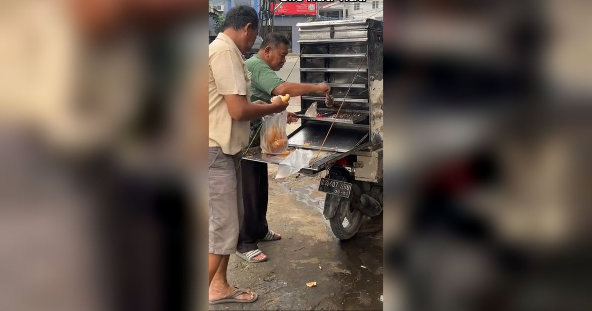 Tak Sengaja Tabrak Gerbang Rumah Orang, Penjul Roti Ini Malah Dapat Berkah