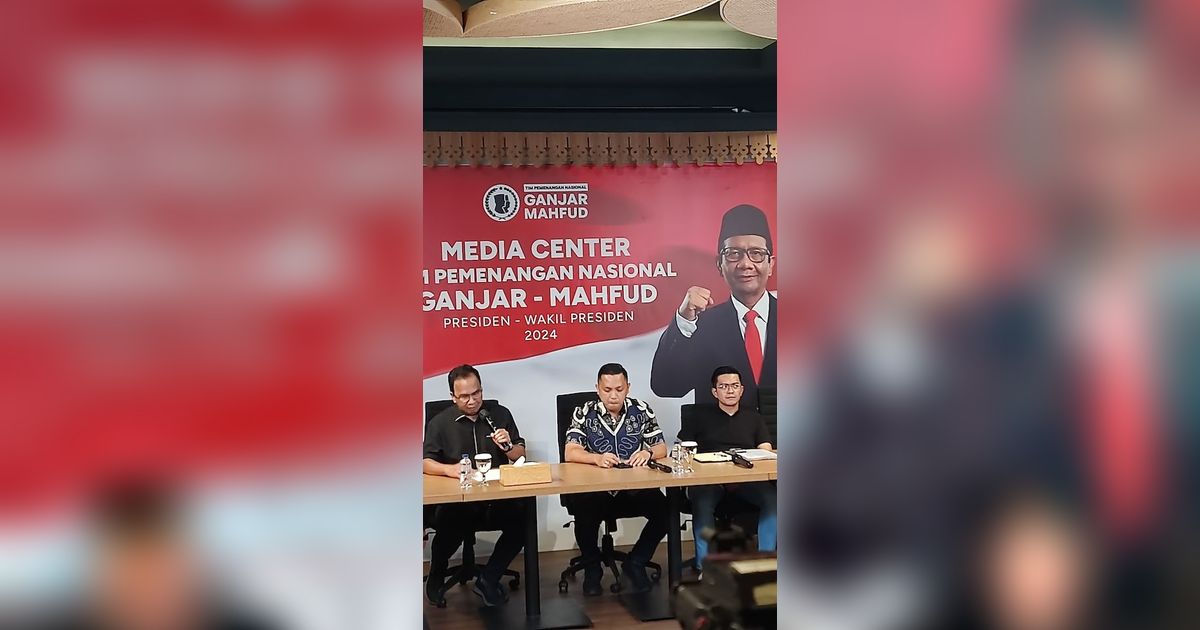 Ganjar-Mahfud Curiga Polisi Geruduk Kantor PDIP & Copot Baliho