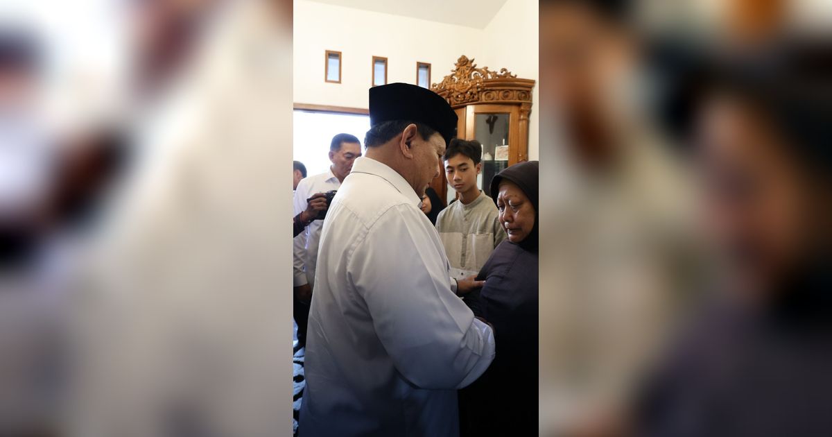 Kunjungi Keluarga Prajurit Korban Pesawat Super Tucano, Prabowo: Kalau Ada Apa-Apa Hubungi Saya