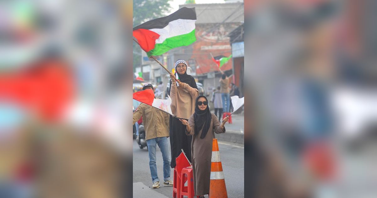 FOTO: Demi Galang Dana untuk Palestina, Para Santri Ini Sampai Rela Panas-Panasan di Jalan Raya Parung-Bogor hingga Dapat Rp10 Juta per Hari