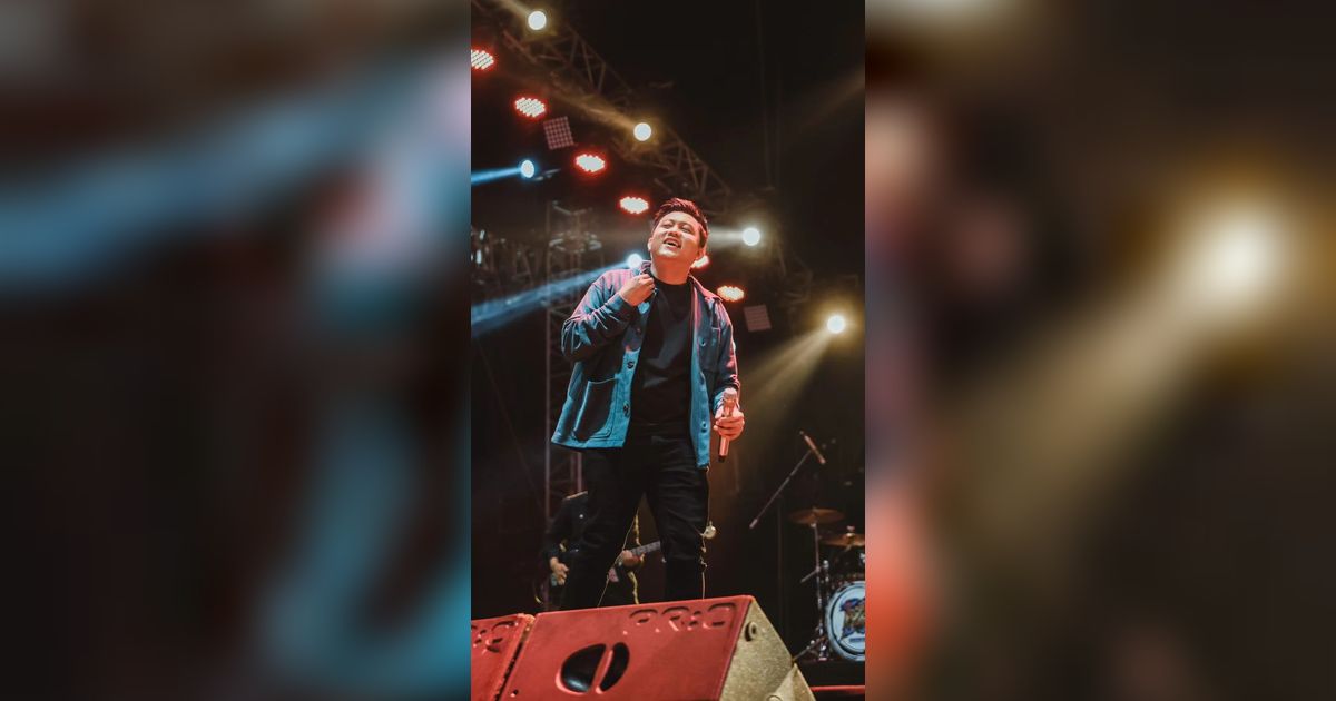 Dicium dan Dipeluk Penggemar di Atas panggung, Ekspresi Denny Caknan Disorot