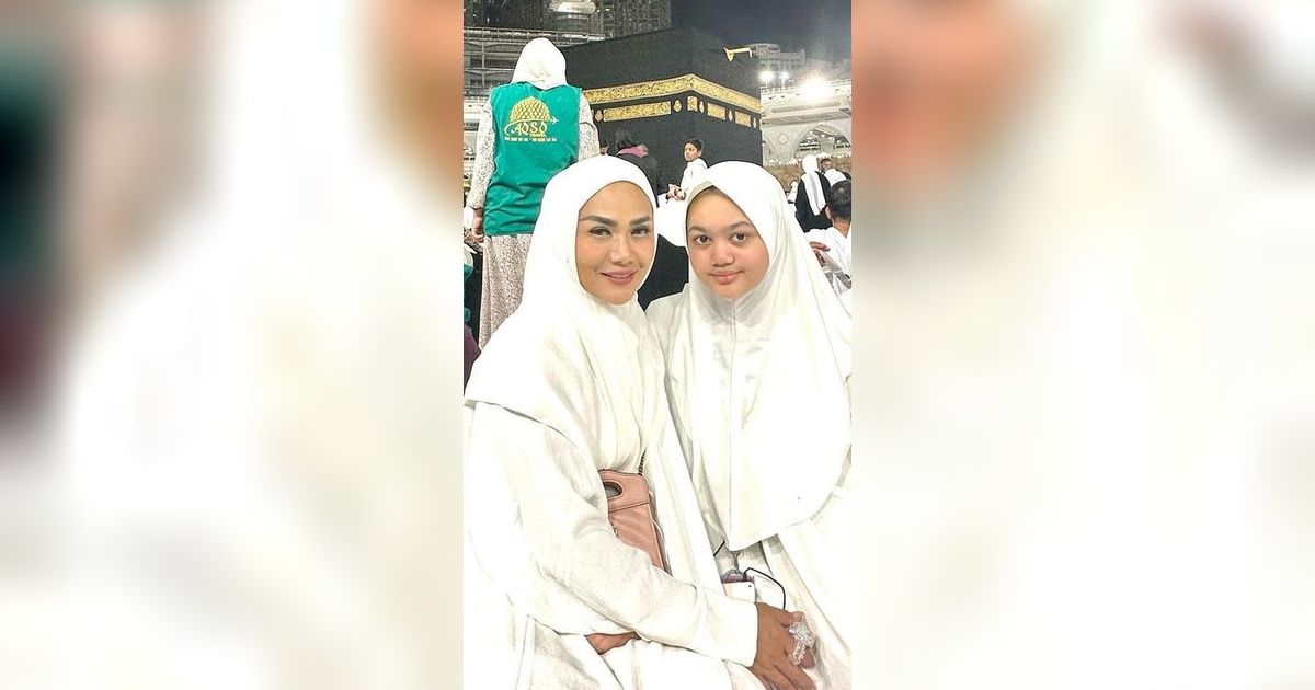 10 Potret Penampilan Kris Dayanti dan Amora Lemos Saat Ibadah Umrah, Manglingi
