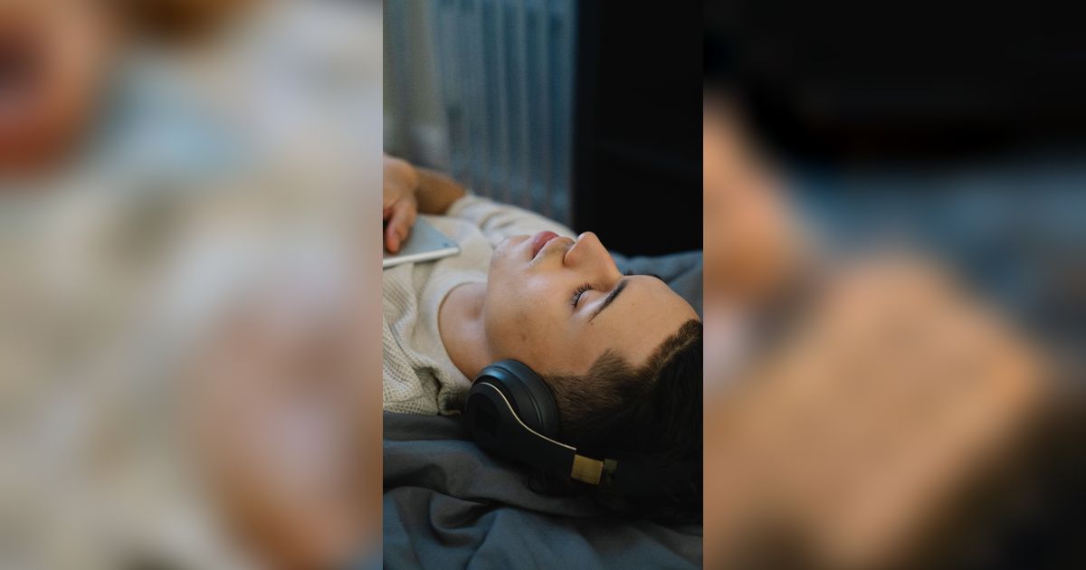 Ternyata Mendengarkan Musik Saat Tidur Bisa Berikan Ketenangan, Bongkar Manfaat Lainnya Yuk!