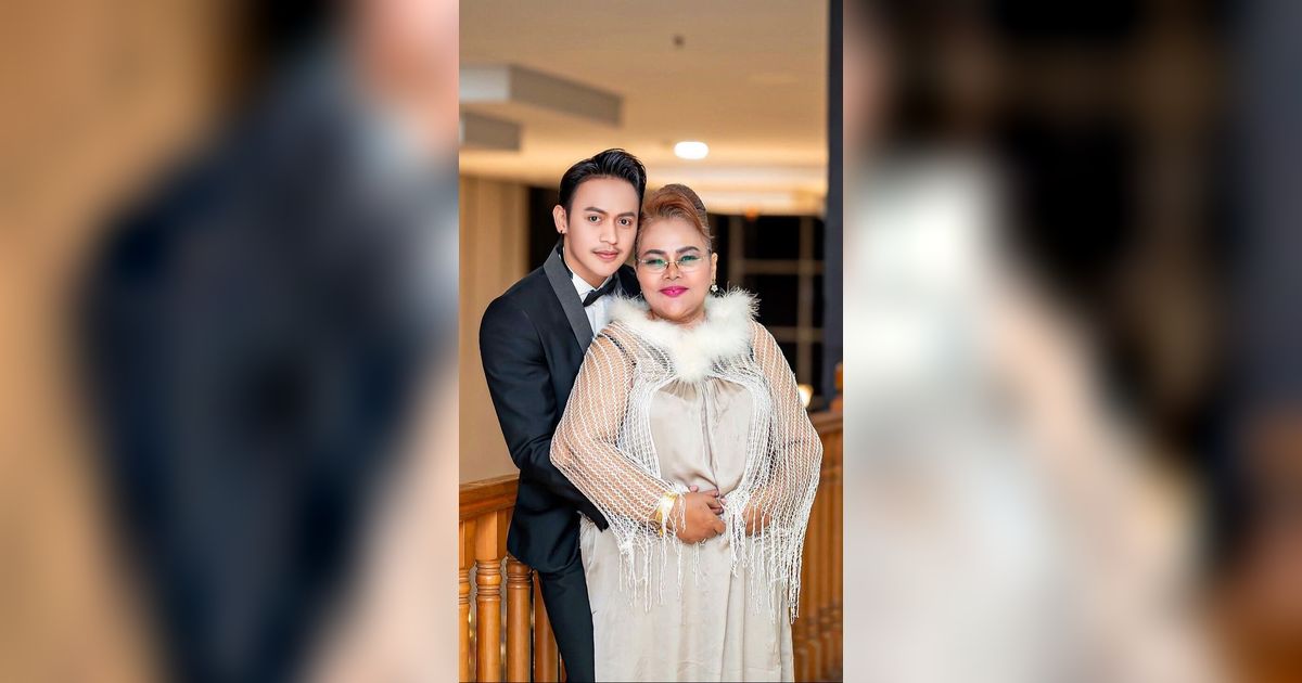 10 Potret Mesra Ibunda Virgoun & Pacar Berondong, Tak Malu Peluk Cium, Netizen Ngakak!