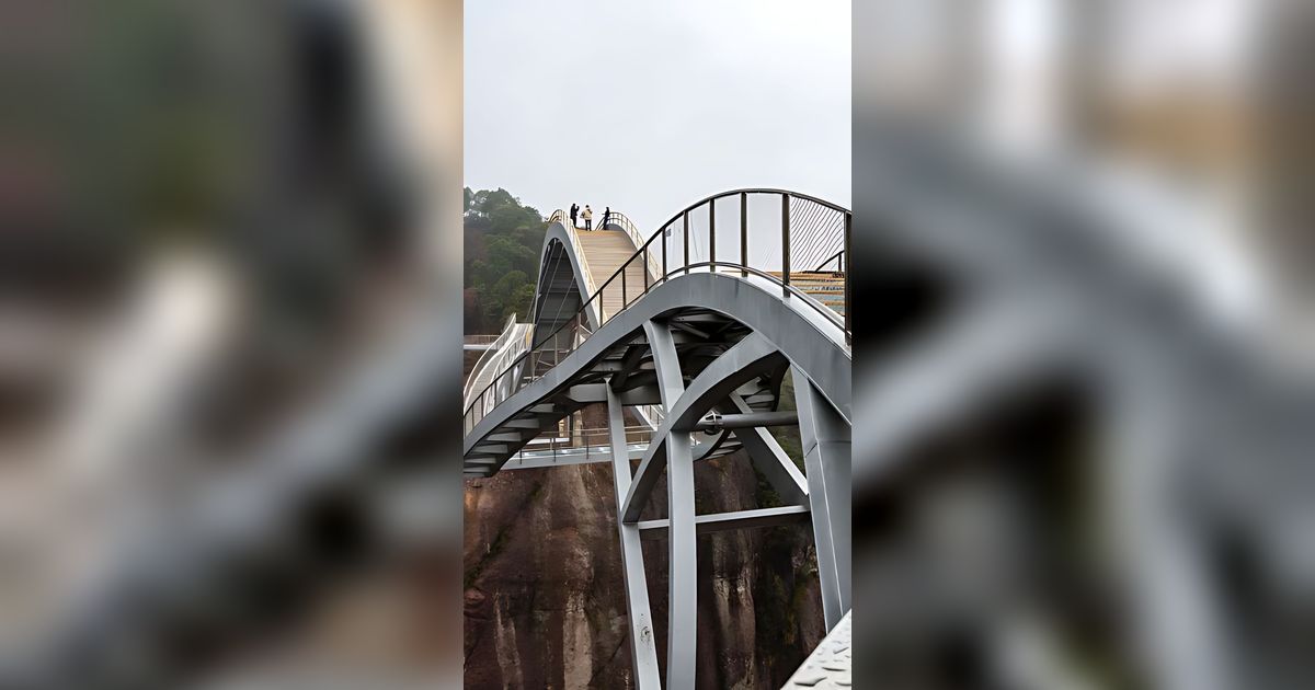 Sempat Dikira Hoax dan Editan, Begini Potret Unik dan Indahnya Jembatan Kaca Melengkung di China: Serasa Jalan di Awan